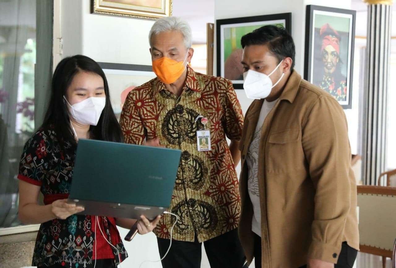 Gubernur Jawa Tengah Ganjar Pranowo bersama dua pemuda penggagas aplikasi dan gawai untuk memonitor potensi dan hasil pertanian di Jateng. (Foto: Ist)