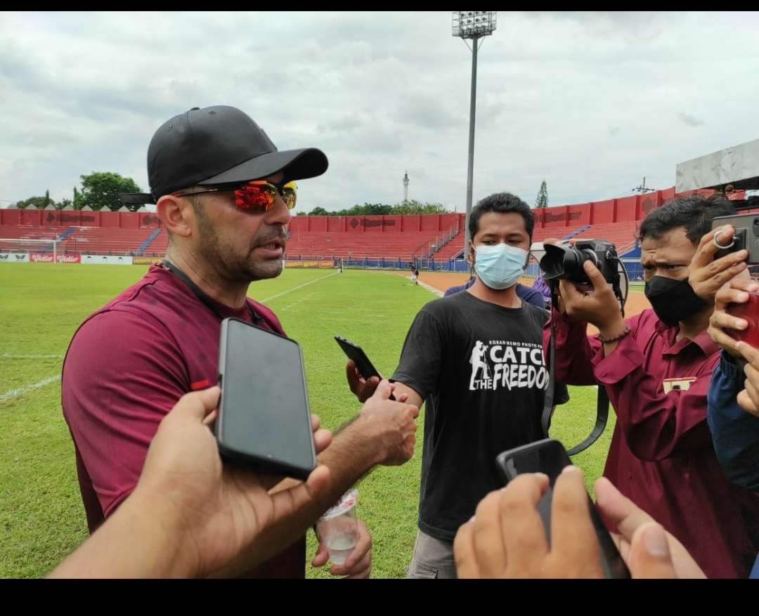 Javier Roca Pelatih Persik Kediri ketika menjalani wawancara dengan sejumlah wartawan di Kediri. (Foto: Fendhy Plesmana/Ngopibareng.id)
