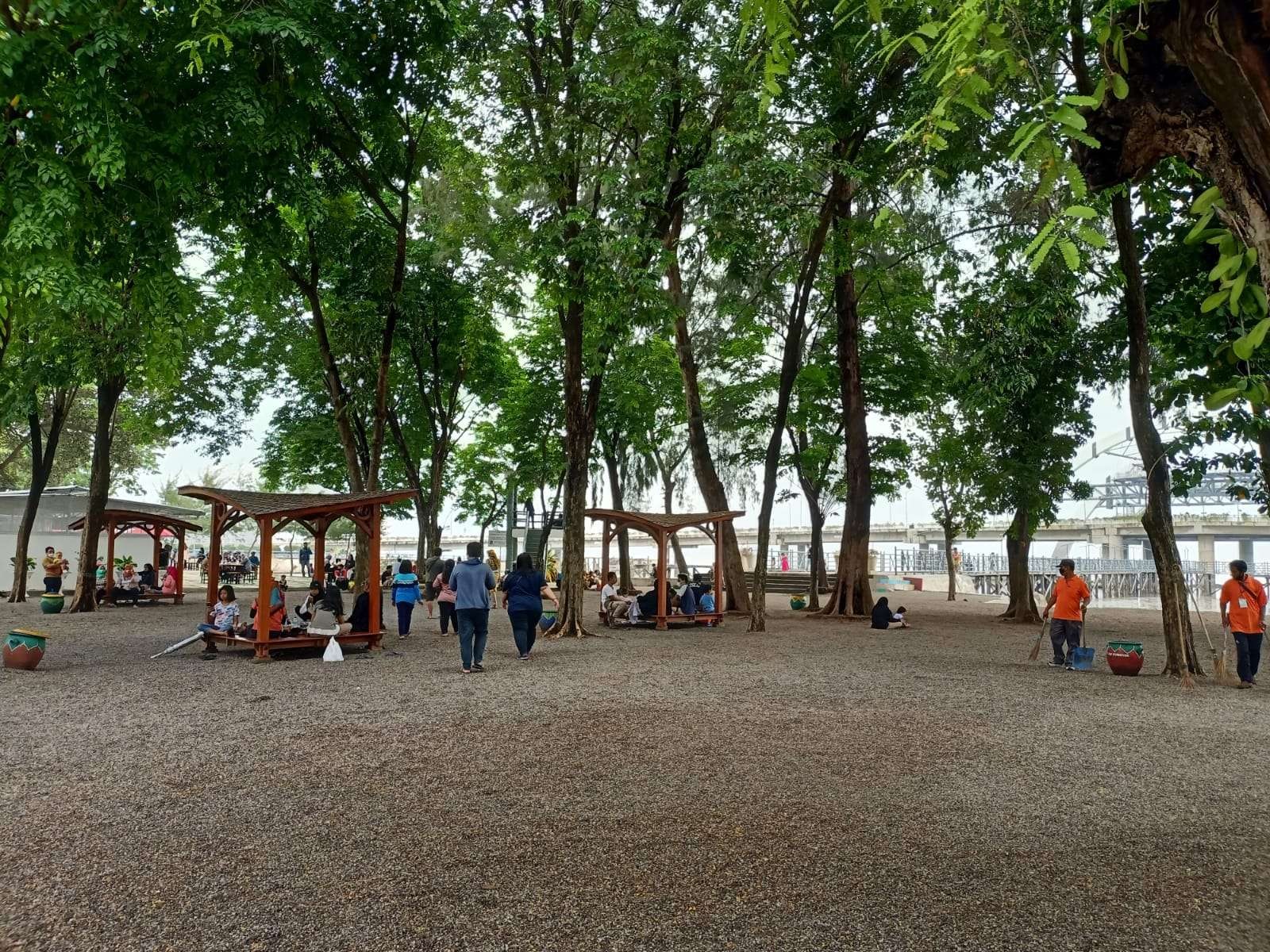 Suasana Wisata Pantai Kenjeran, Surabaya. (Foto: Istimewa)