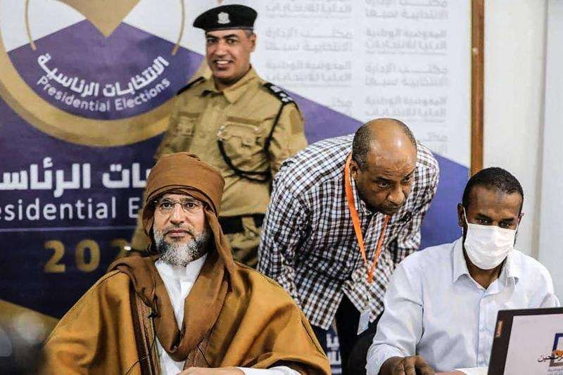 Seif al-Islam Gaddafi (kiri) mendaftar untuk mencalonkan diri dalam pemilihan presiden bulan Desember di kota Sebha, Libya selatan. (Foto: AFP)