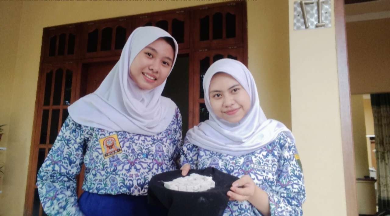 Dua siswa SMP Negeri 61 Surabaya berinovasi mengolah kulit pisang menjadi marshmallow atau Kupang Melow. (Foto: Istimewa)
