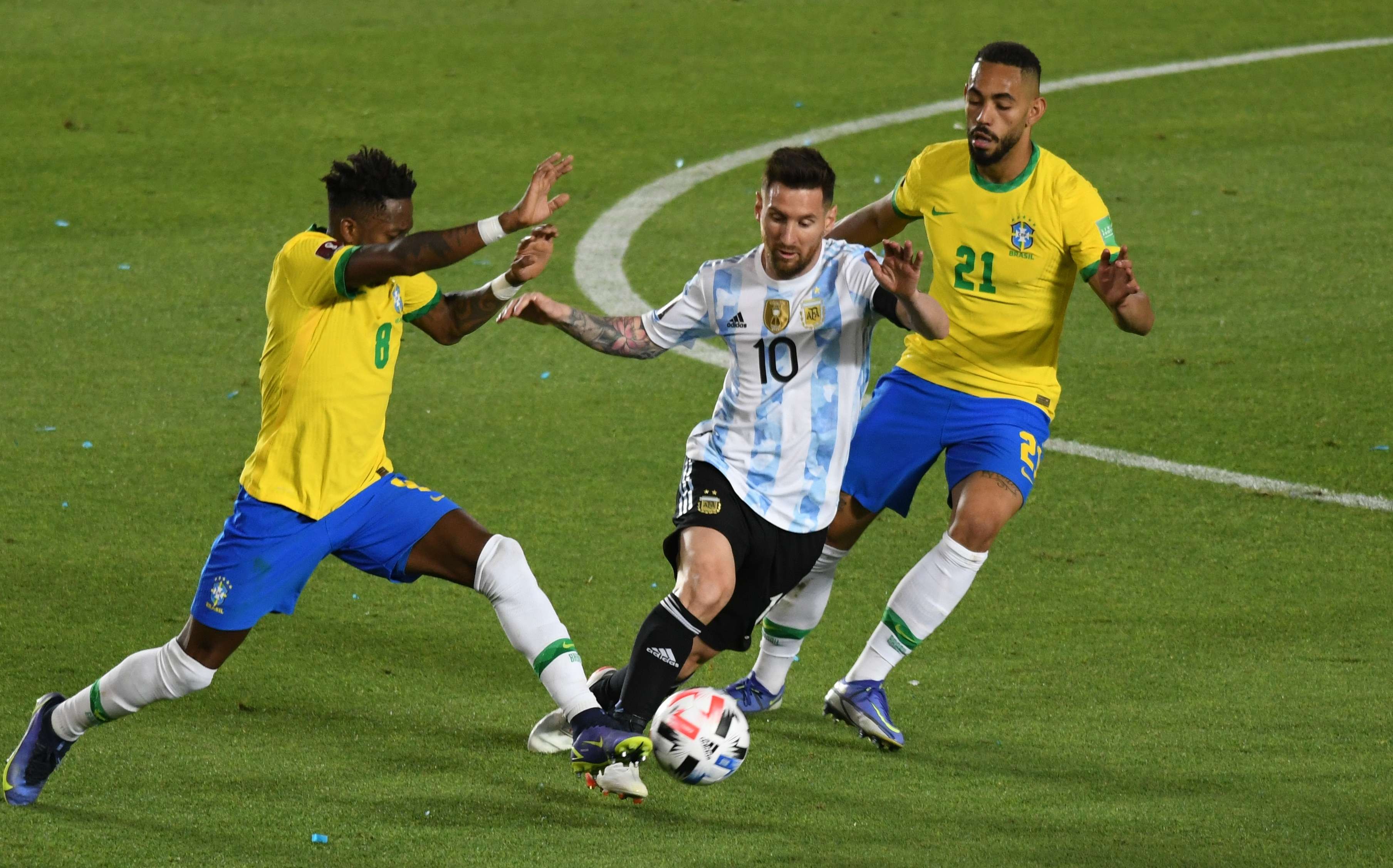 Lionel Messi diapit dua pemain Brasil saat laga Argentina kontra Brasil di Kualifikasi Piala Dunia 2022 zona CONMEBOL, Rabu 17 November 2021. (Foto: Twitter)