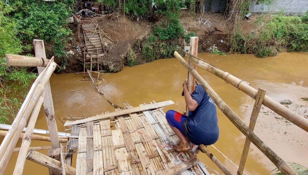 Jembatan darurat di Kedungasem, Kecamatan Wonoasih, Kota Probolinggo terputus akibat diterjang banjir bandang. (Foto: Ikhsan Mahmudi/Ngopibareng.id)