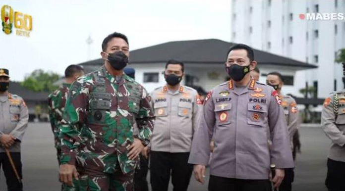 Panglima TNI Jenderal Andika Perkasa bersama Kapolri Jenderal Listyo Sigit Prabowo. (Foto: Tangkapan layar YouTube)