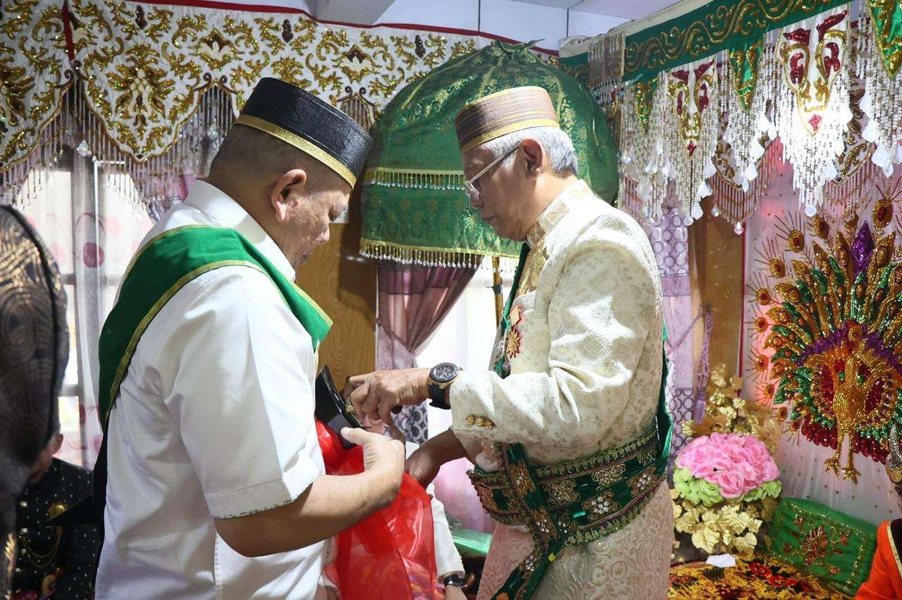Ketua DPD RI, AA LaNyalla Mahmud Mattalitti mendapat Gelar kehormatan saat berkunjung ke Addatuang Sidenreng. (Foto: Istimewa)