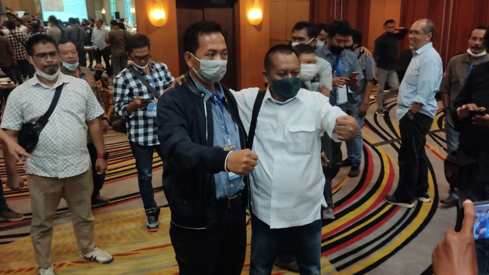 Ketua PWI Jatim terpilih Lutfil Hakim (kanan) bersama mantan Ketua PWI Jatim Ainur Rohim usai pemilihan di Hotel Mercure, Surabaya, Rabu 17 November 2021. (Foto: Fariz Yarbo/Ngopibareng.id)