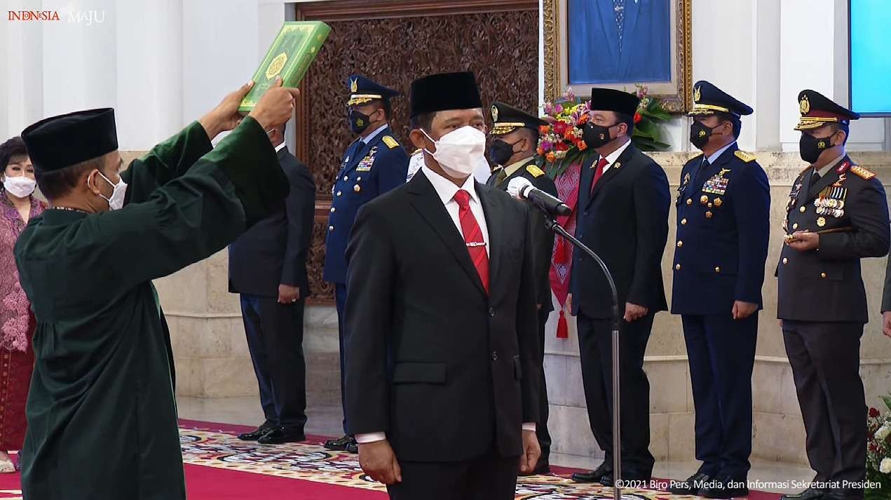 Kepala BNPB Mayjen TNI Suharyanto saat diambil sumpahnya oleh Presiden Jokowi (foto:Zoom)