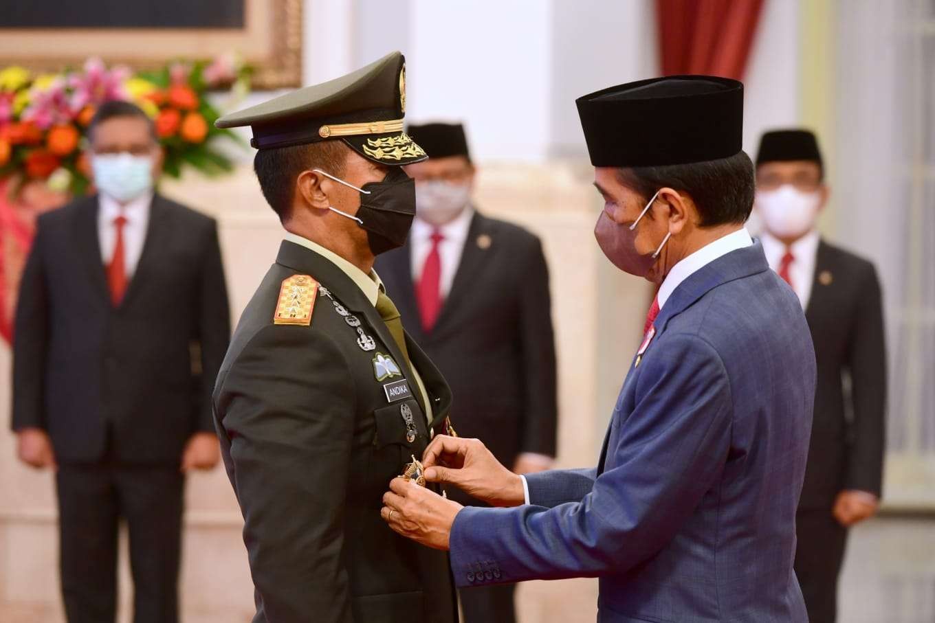 Presiden Joko Widodo menyematkan tanda jabatan kepada Jenderal Andika Perkasa sebagai Panglima TNI di Istana Negara, Jakarta, Rabu 17 November 2021. (Foto: Setpres)