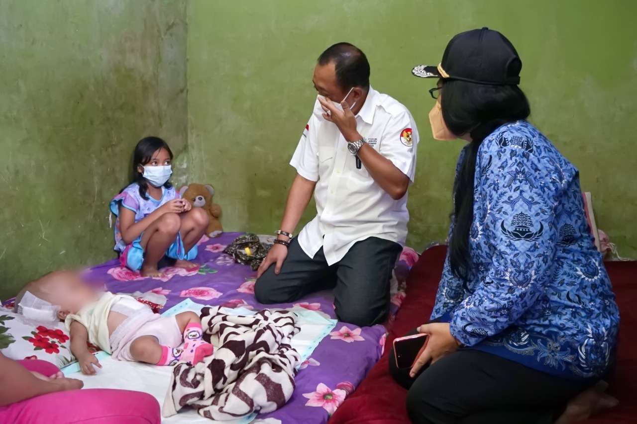 Armuji kunjungi rumah bayi hidrosepalus Surabaya. (Foto: Pemkot Surabaya)