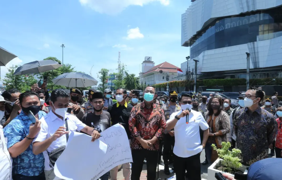 Kepala Staf Presiden (KSP) Moeldoko berniat memberikan sambutan di depan aksi massa Kamisan Semarang, tapi malah diusir dan omongannya tak didengarkan massa. (Foto: Dok. Kantor Staf Presiden)