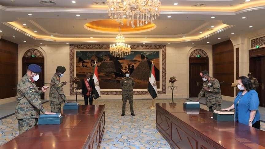 Panglima Militer Sudan Jenderal Abdel Fattah Al-Burhan bersama aparat negara di Istananya. (Foto:Anadolu Agency)