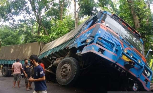 Kondisi truk nyaris terguling, karena as roda belakang patah, akibat tabrakan di jalur pantura Situbondo. (Foto: Satlantas Polres Situbondo)