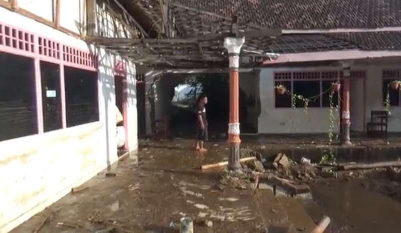 Banjir bandang melanda salah satu pondok pesantren di Jember. (Foto: Istimewa)