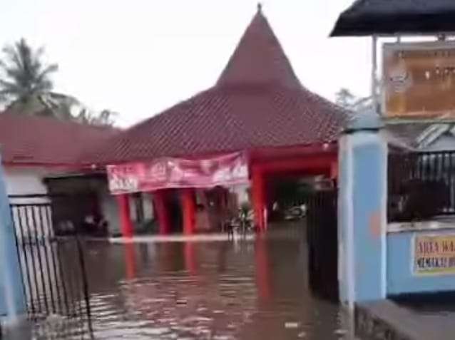 Kondisi kantor Camat Semboro, Jember, terendam banjir. (Foto: Istimewa)