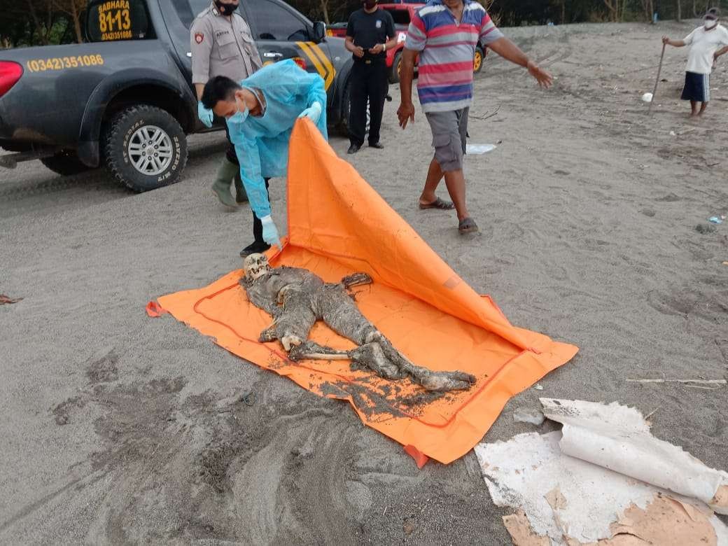 Mayat perempuan yang ditemukan seorang anak di Pantai Jolosutro Blitar. (Foto: Istimewa)