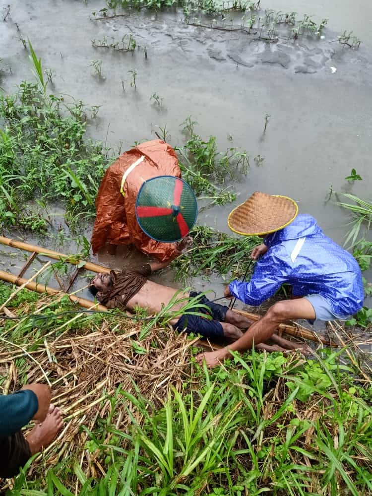 Mayat Mr X ditemukan tersangkut di pinggir sungai sodetan Gunung Kelud, saat itu kondisinya tengah hujan lebat. (Foto: Istimewa)