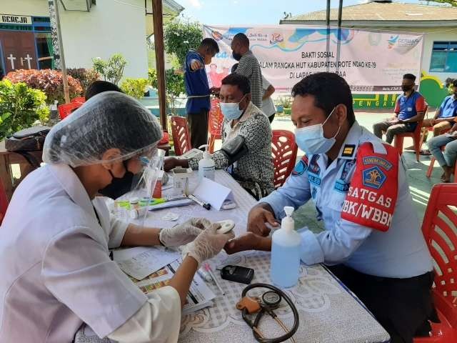 Kemenkumham melaksanakan pemeriksaan kesehatan terhadap penghuni Lapas Klas III Rote Ndao NTT. (Foto: Dok Kemenkumham)