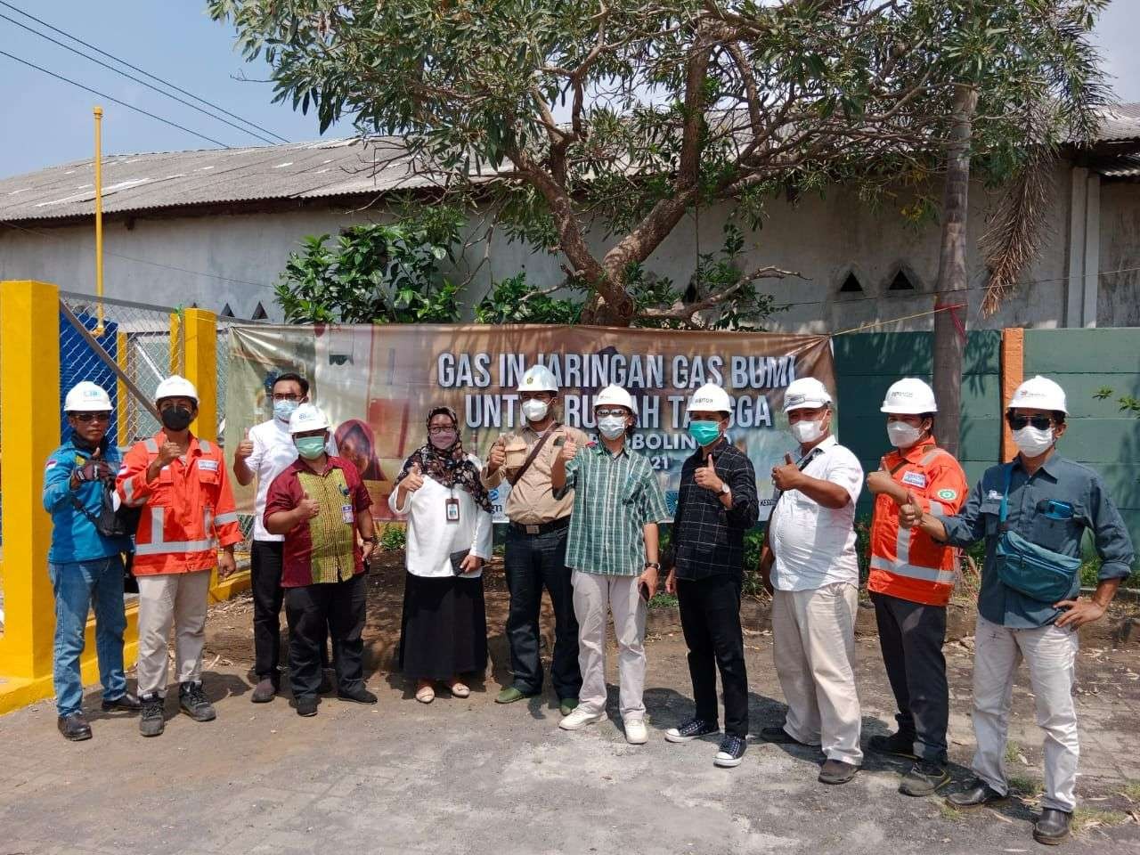 Para pekerja yang berkontribusi dalam mengalirkan jaringan gas bumi ke 23.570 sambungan rumah (SR) di Pasuruan dan Probolinggo. (Foto: Istimewa)