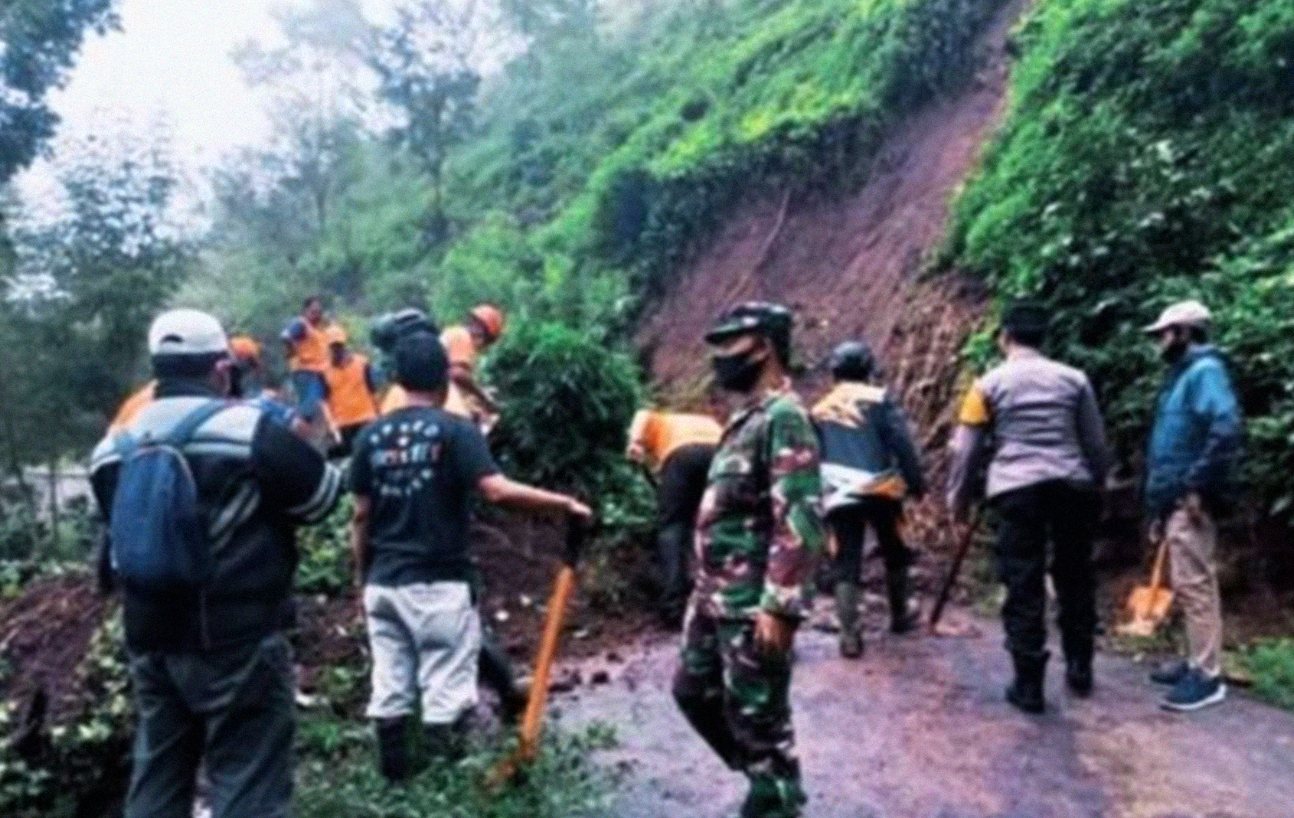 Longsor di jalan menuju kawasan wisata alam Tancak Kembar Kecamatan Pakem Bondowoso akibat meningkatnya curah hujan. (Foto: Guido/ngopibareng.id)