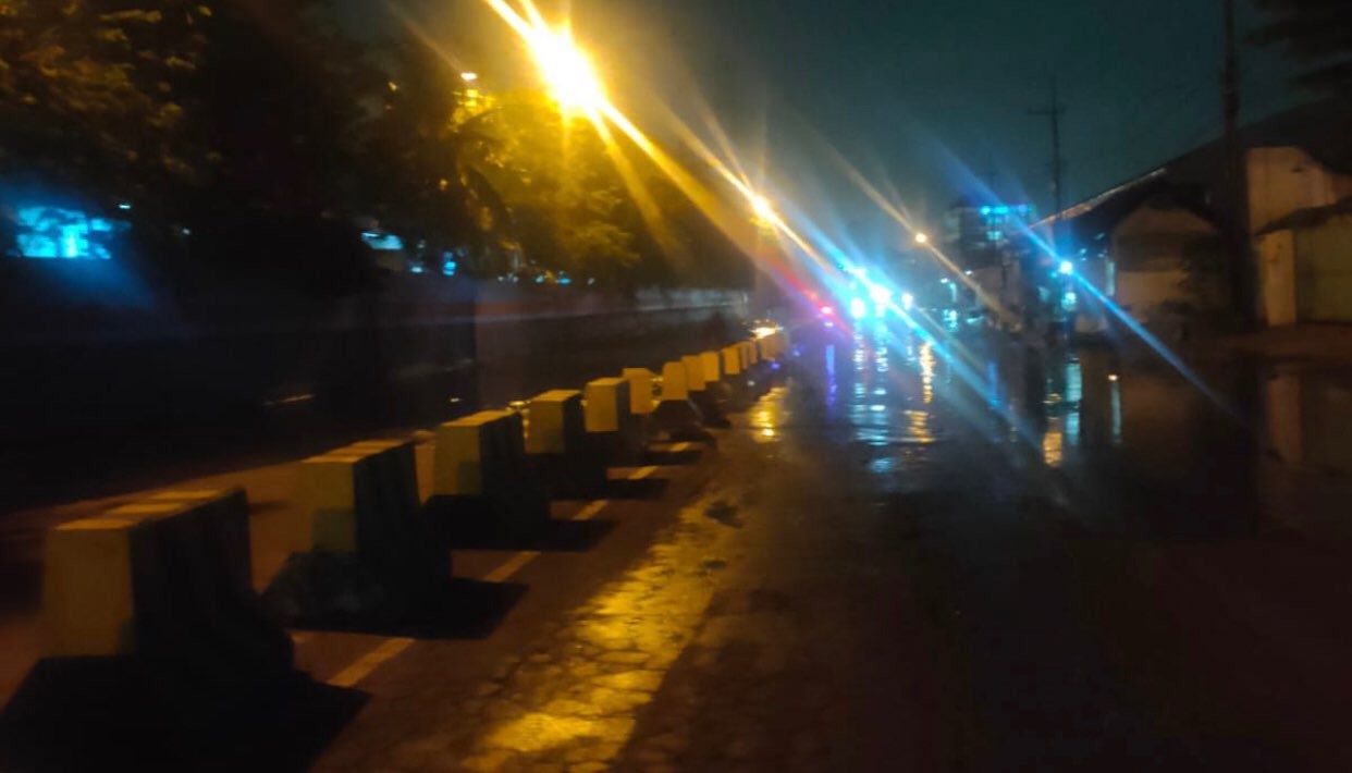 Jalan Kalimas Baru Surabaya tergenang air setinggi 10-15 cm. (Foto: Dok. BMKG Maritim)