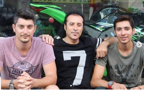 Pembalap asal Turki, Toprak Razgatlioglu (kanan) bersama ayah, Arif (tengah), dan kakaknya Tumay. (Foto: Instagram @toprak_tr54)