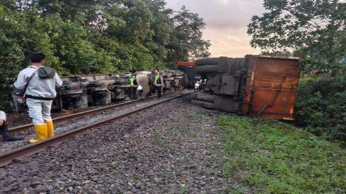 Kereta api rangkaian angkutan batu bara terbalik jalur perlintasan kereta api menuju Desa Telatang, Kecamatan Merapi Barat, Kabupaten Lahat. (Foto: Ant)
