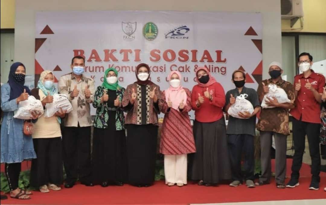Ketua Tim Penggerak PKK Kota Pasuruan bersama warga dan FKCN menggelar bakti sosial. (Foto: Dok Kominfo Kota Pasuruan)
