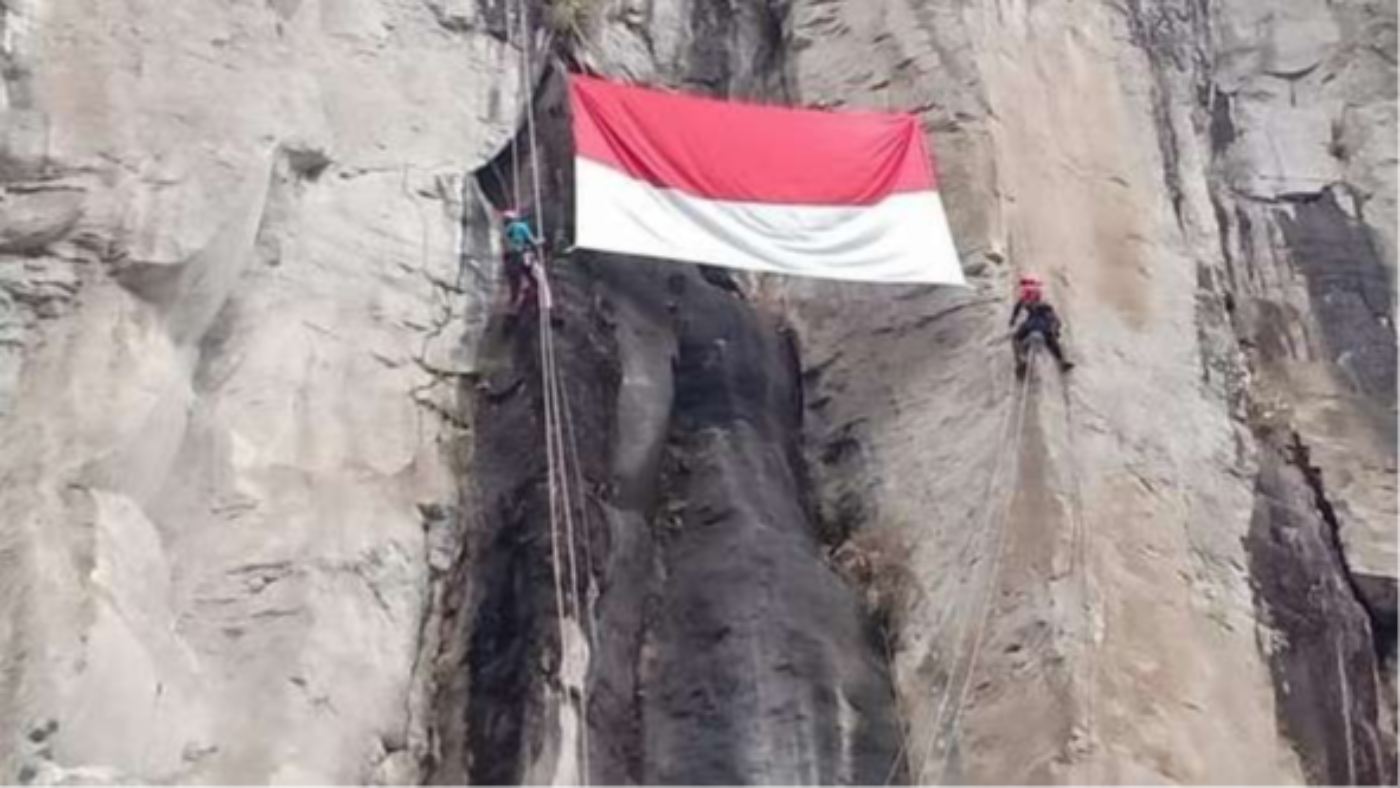 Tebing Kalipedati di Desa Kalianan, Kecamatan Krucil, Kabupaten Probolinggo yang digunakan untuk pengibaran Bendera Merah Putih, 17 Agustus 2019 lalu. (Foto: Istimewa)