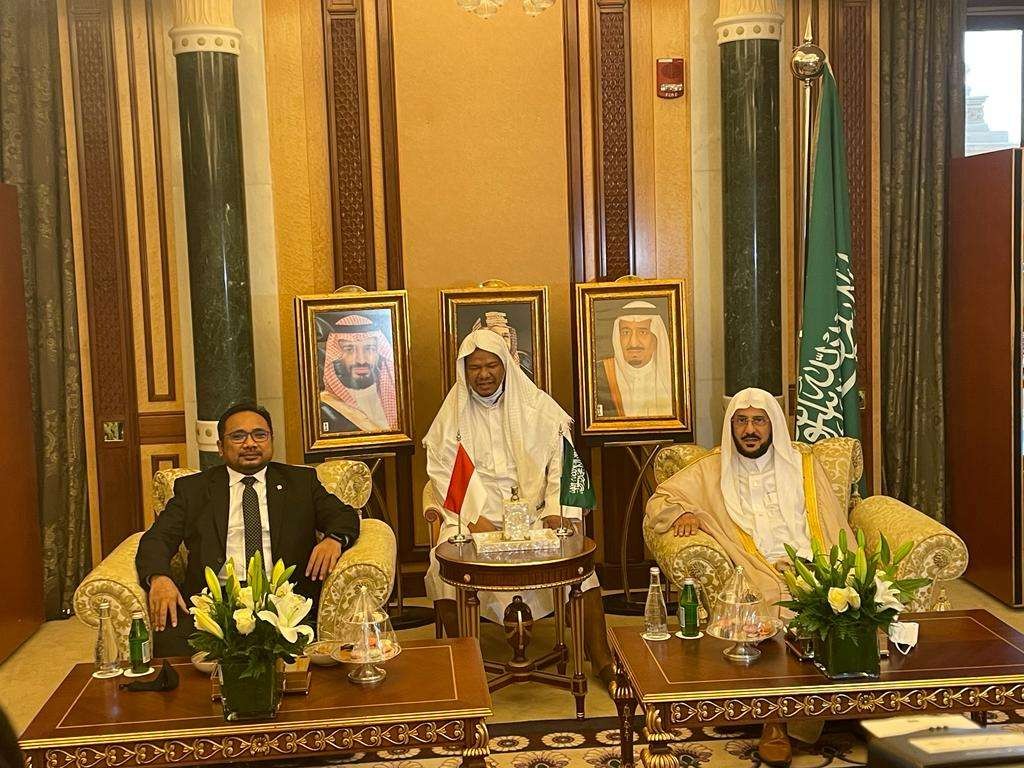 Menteri Agama (Menag) Yaqut Cholil Qoumas bersilaturahmi dengan Menteri Urusan Islam, Dakwah, dan Penyuluhan Arab Saudi Syekh Abdullatif bin Abdulaziz di Makkah, Arab Saudi. (Foto: Kementerian Agama RI)