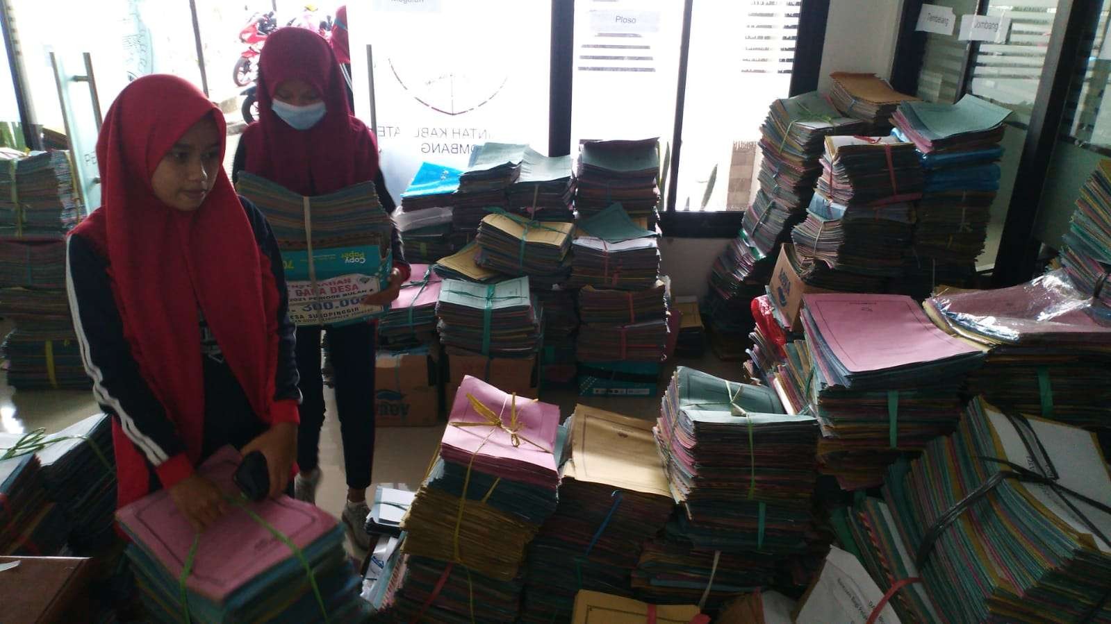 Ribuan berkas permohonan BPUM yang menumpuk di kantor Dinas Koperasi dan Usaha Mikro Kabupaten Jombang beberapa waktu lalu. (Foto: Mardiansyah Triraharjo/Ngopibareng.id)
