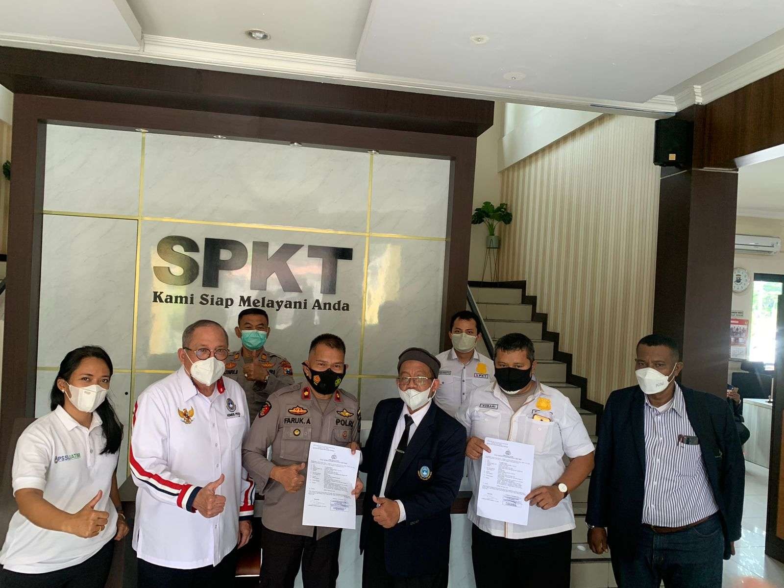 Ketua Komdis PSSI Jatim, Samiadji Makin Rahmat (tiga dari kiri) saat melaporkan kasus suap Liga 3 Jatim di Mapolda Jatim, Surabaya, Senin 22 November 2021. (Foto: Fariz Yarbo/Ngopibareng.id)