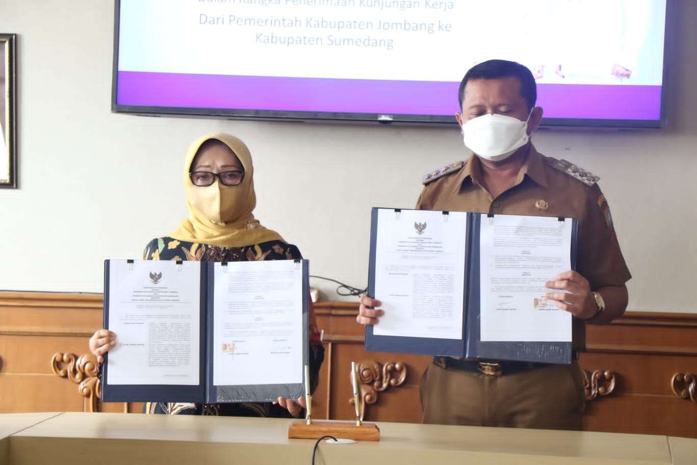 MoU antara Pemerintah Kabupaten Sumedang dengan Pemerintah Kabupaten Jombang terkait Hibah Aplikasi E-Office dan E-Office Desa. (Foto: Istimewa)