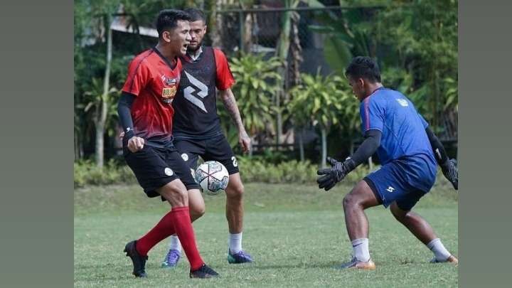 Pemain Arema FC saat menjalani sesi latihan jelang laga kontra Barito Putera. (Foto: Instagram:@aremafcofficial)