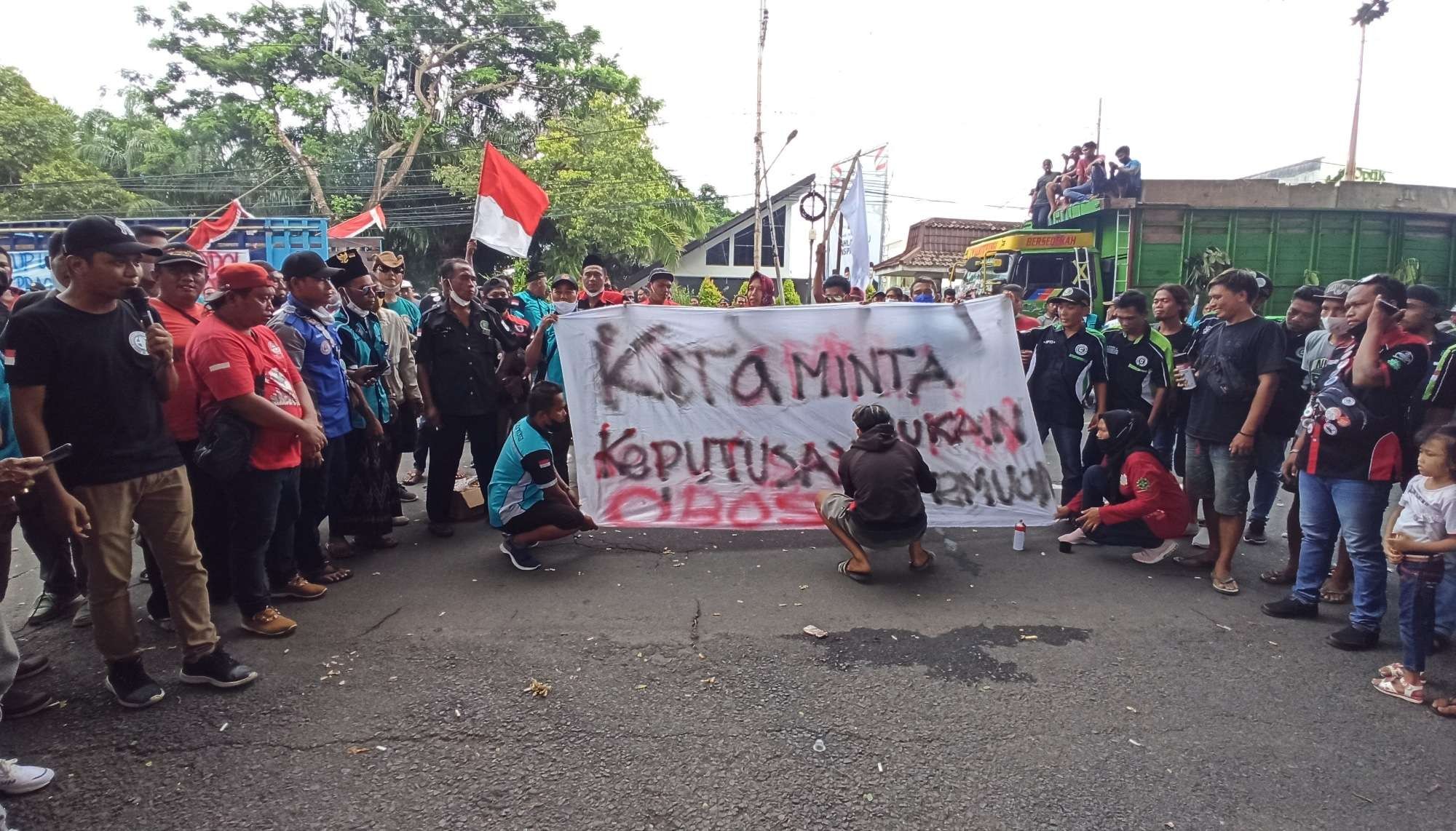 Massa sopir logistik masih bertahan di depan kantor Pemkab Banyuwangi (Foto: Muh Hujaini/Ngopibareng.id)
