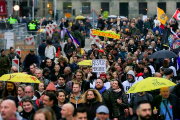 Orang-orang mengambil bagian dalam demonstrasi menentang langkah-langkah pemerintah Belgia untuk mengekang penyebaran Covid-19 dan vaksinasi wajib di Brussels pada 21 November 2021. (Foto: AFP)