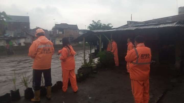 Personel BPBD Kota Malang saat meninjau lokasi terdampak banjir di Kelurahan Penanggungan (Foto: istimewa)