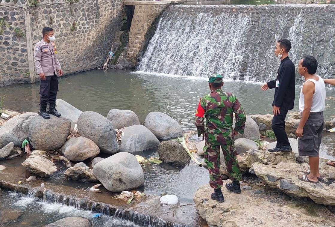 Petugas Kepolisian bersama Babinsa mengecek lokasi tenggelamnya korban (foto:istimewa)