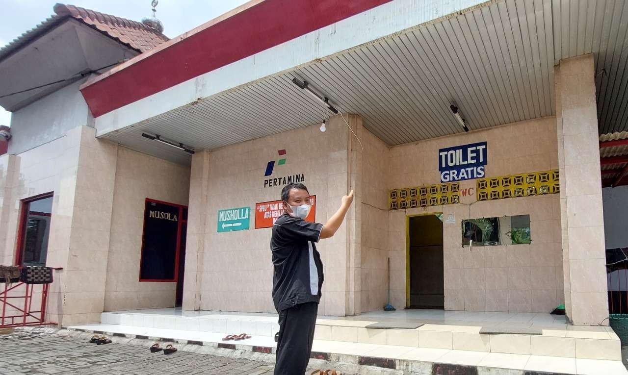 Toilet di SPBU, Desa Malasan Kulon, Kecamatan Leces, Kabupaten Probolinggo yang sempat disinggahi Menteri BUMN, Erick Thohir. (Foto: Ikhsan Mahmudi/Ngopibareng.id)