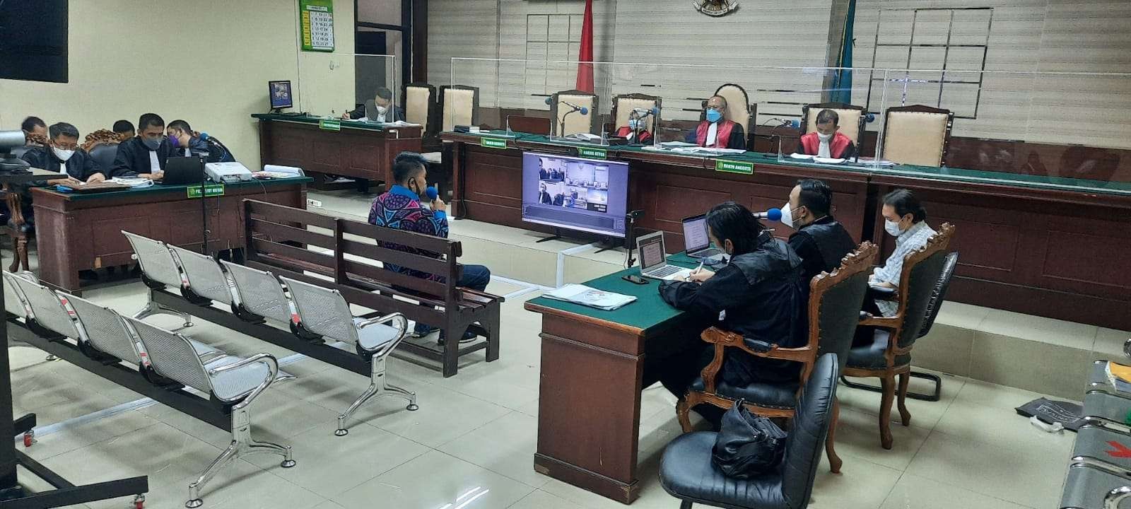 Pengadilan Tipikor Surabaya memeriksa saksi meringankan yang dihadirkan oleh Bupati Nganjuk Non Aktif, Novi Rahman Hidayat, Senin 22 November 2021. (Foto: Istimewa)