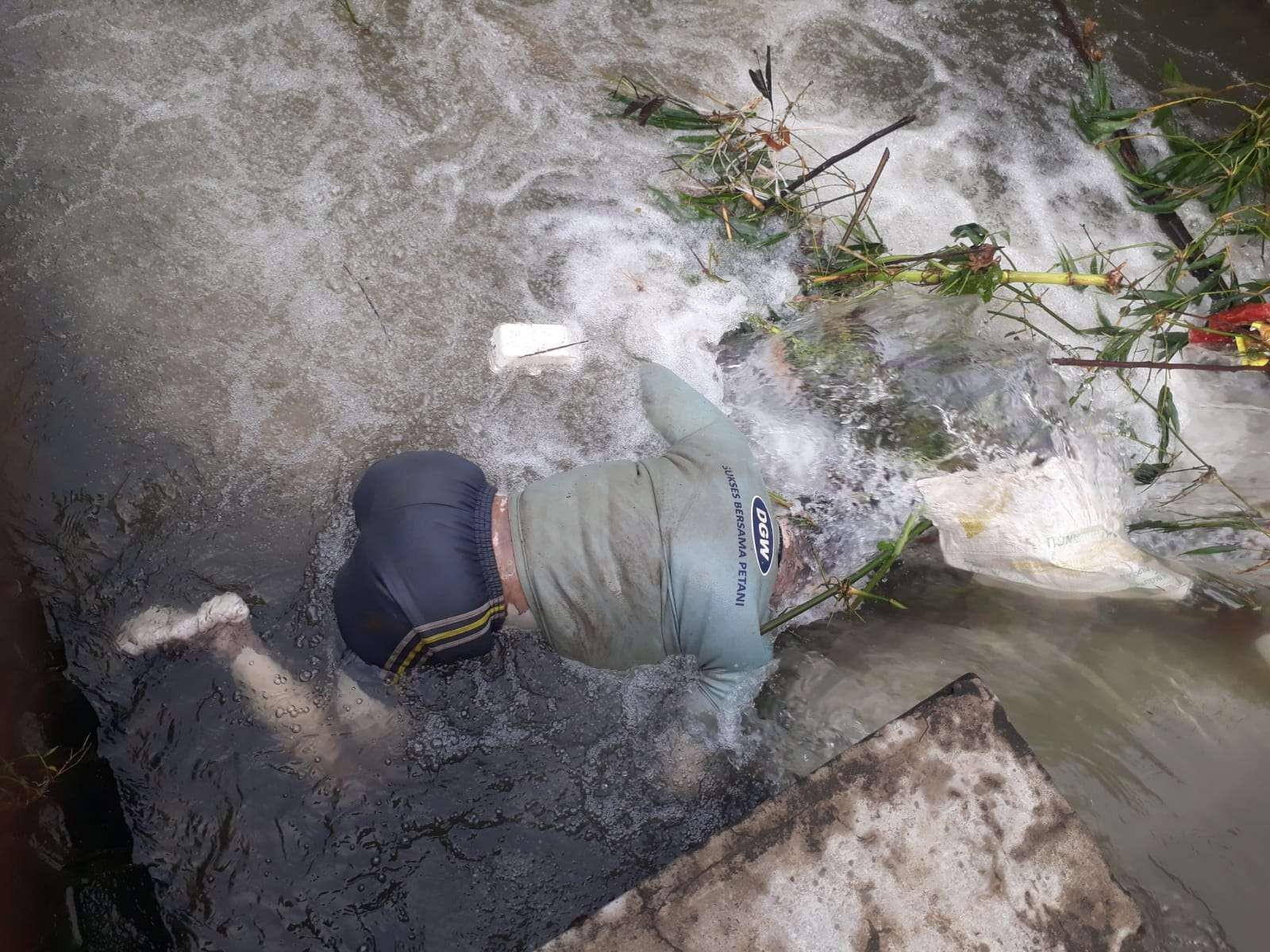 Sesosok mayat ditemukan dalam kondisi telungkup di sungai Gogodeso, Blitar, Selasa 23 November 2021. (Foto: Choirul Anam/Ngopibareng.id)