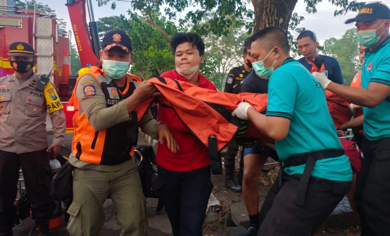 Evakuasi jenazah korban kecelakaan mobil pikap yang tercebur ke danau Unesa di Jalan Lidah Wetan Surabaya, Selasa 23 November 2021. (Foto: Dok. 112 Command Center Kota Surabaya)