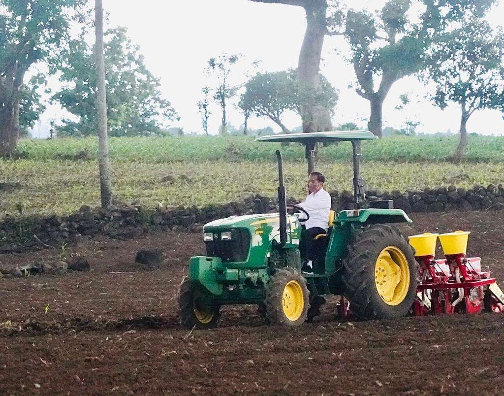 Presiden mengemudikan traktor bantu petani tanam jagung ( foto: Setpres)