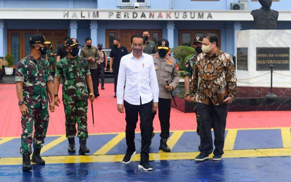 Presiden Jokowi bersama Menko Ekonomi meninggalkan Pangkalan Udara TNU Halim Perdana Kusuma Jakarta. (Foto: Setpres)