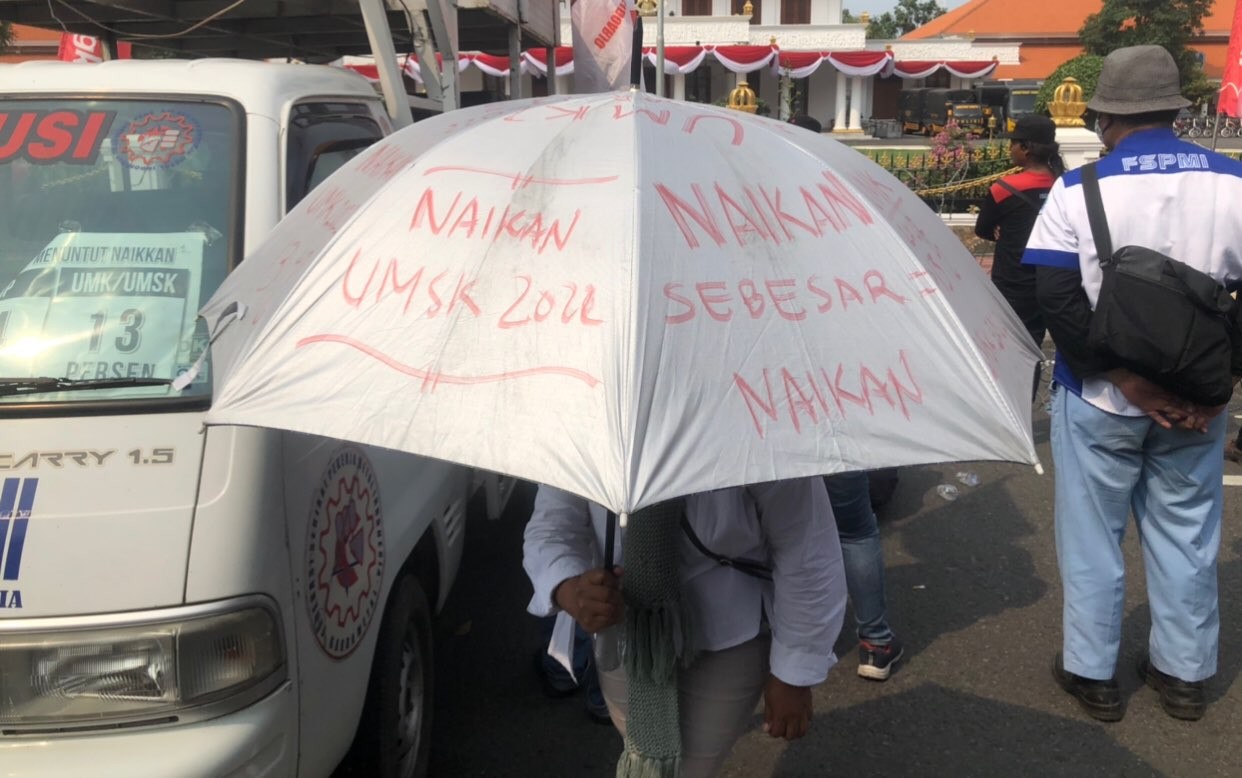 Buruh saat menggelar aksi menolak UMP 2022 di depan Gedung Negara Grahadi (Foto: Andhi Dwi/Ngopibareng.id)