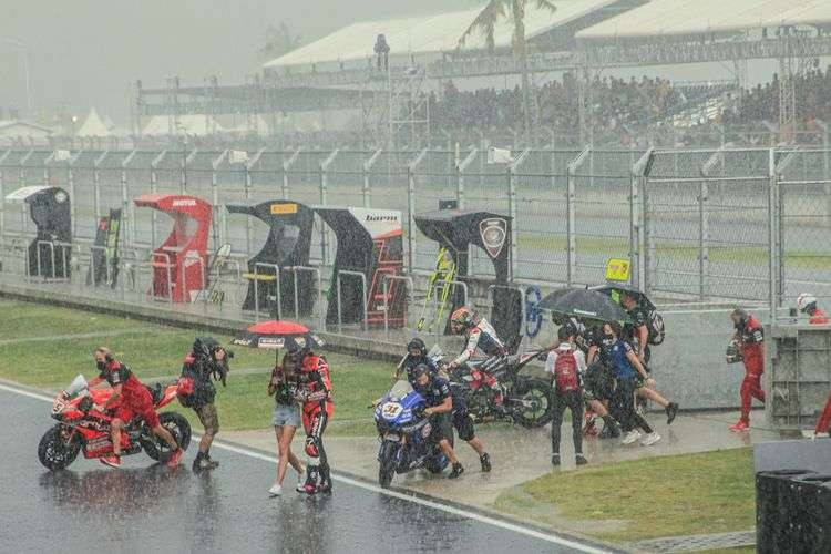 Hujan deras sempat mengguyur Sirkuit Mandalika saat balapan World Superbike, Minggu 21 November 2021. (Foto: Istimewa)