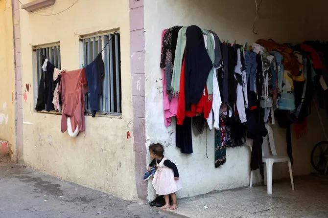 Seorang anak mengintip dari balik sudut sebuah bangunan di distrik Karantina Beirut, Lebanon 22 November 2021. Foto diambil 22 November 2021. (Foto: Reuters)