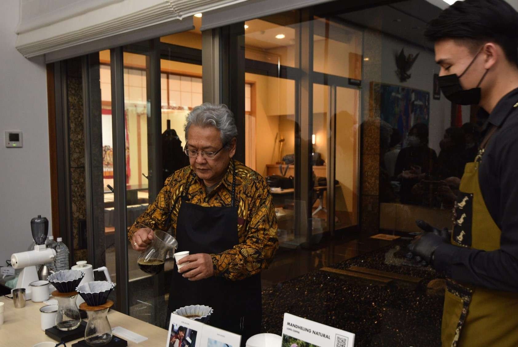 Dubes Heri menjadi barista di Coffee with the Ambassador. (Foto: Dok KBRI Tokyo)