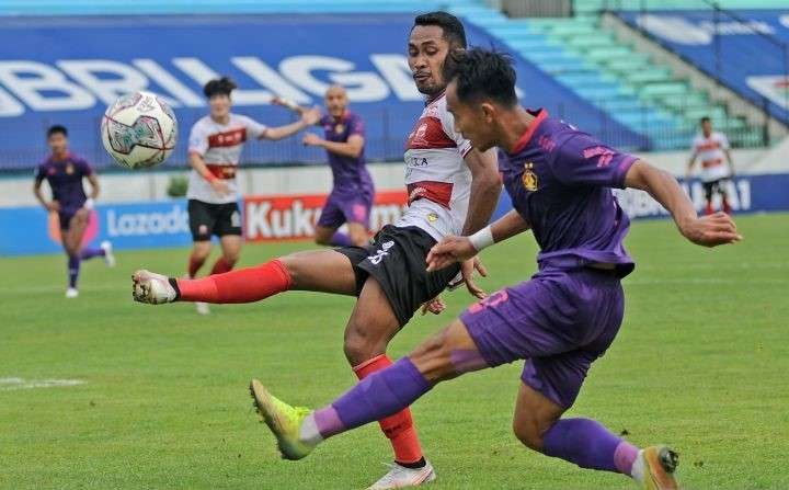 Pemain Persik Antoni Putro Nugroho (kanan) berebut bola dengan Dodi Alekvan (kiri) dari Madura United dalam pertandingan Liga 1 di stadion Moh Subroto Magelang, Jawa Tengah. Madura United mengalahkan Persik Kediri dengan skor 2-0. (Foto: Ant)