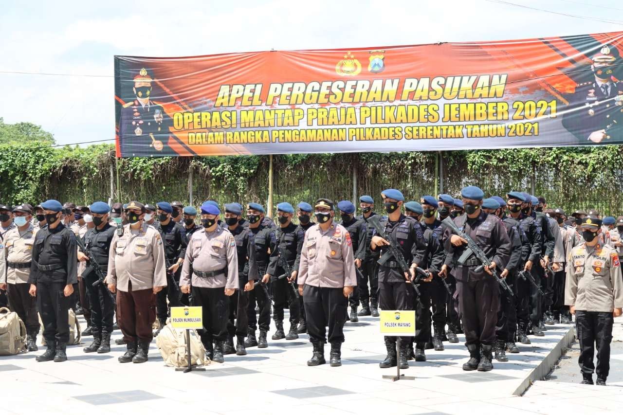 Apel pergeseran pasukan pengamanan Pilkades serentak Kabupaten Jember dipimpin Kapolres Jember AKBP Arif Rahman Arifin (Foto: Istimewa)