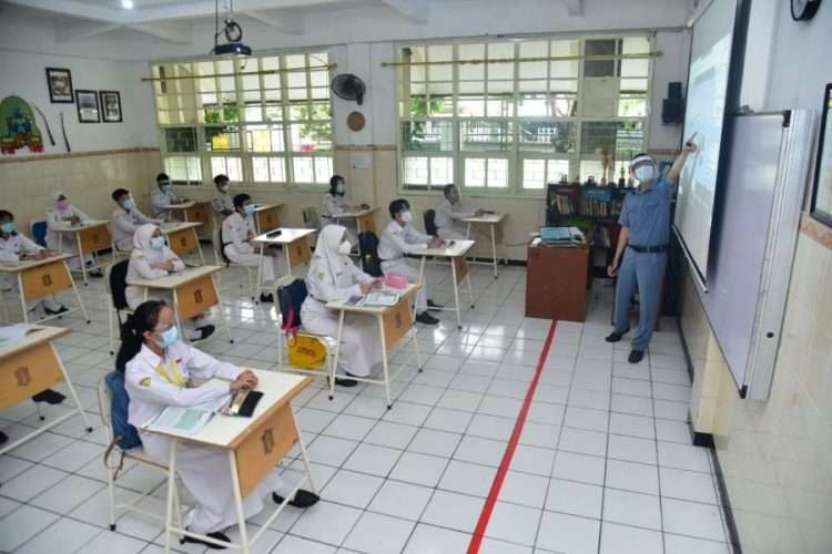 Siswa-siswi di SMP Negeri 1 Surabaya menggelar PTM untuk uji coba beberapa bulan lalu. Siswa-siswi di SMP Negeri 1 Surabaya menggelar PTM untuk uji coba beberapa bulan lalu. (Foto: Istimewa)